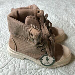 Size 1.5 European size 29 
youth taupe, green trade world, natural world